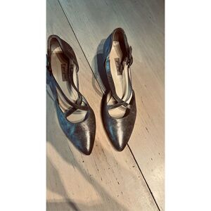 PAUL GREEN SILVER LEATHER POINTED TOE HEELS SZ 9